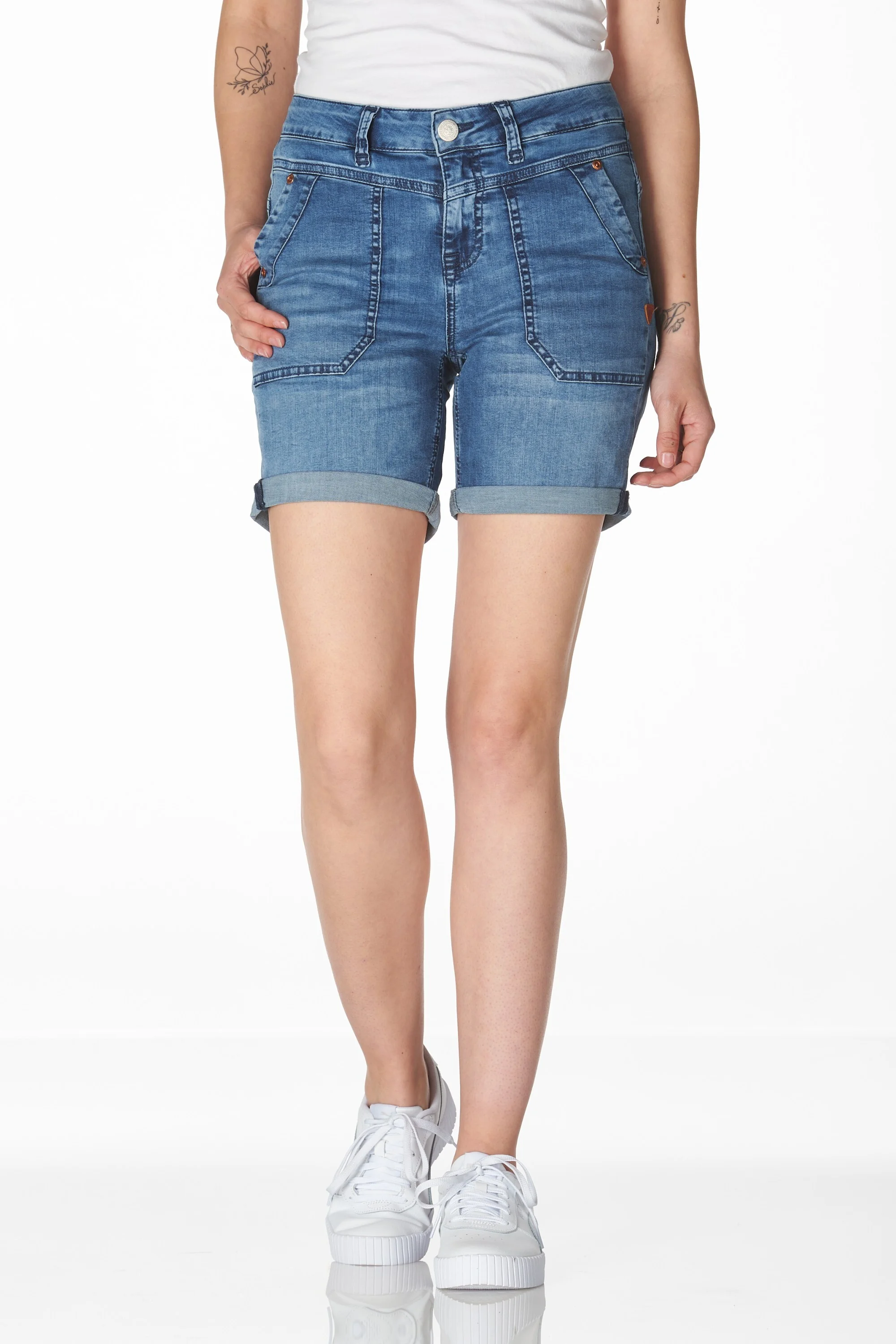 Cherry short midblue effect wash